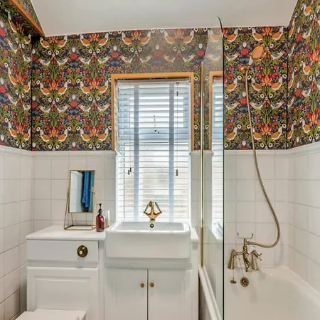 Monty House By The Sea