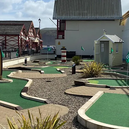 Monty House By The Sea